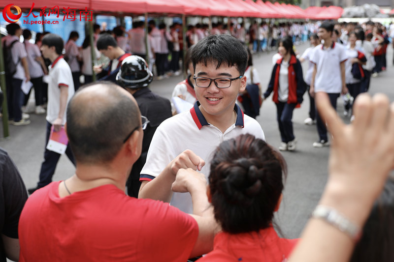 6月7日上午，在海南中學(xué)考點，家長為考生加油。 人民網(wǎng)記者 符武平攝