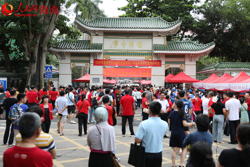 6月7日上午，在海南中學(xué)考點(diǎn)，考生進(jìn)入考場。 人民網(wǎng)記者 符武平攝