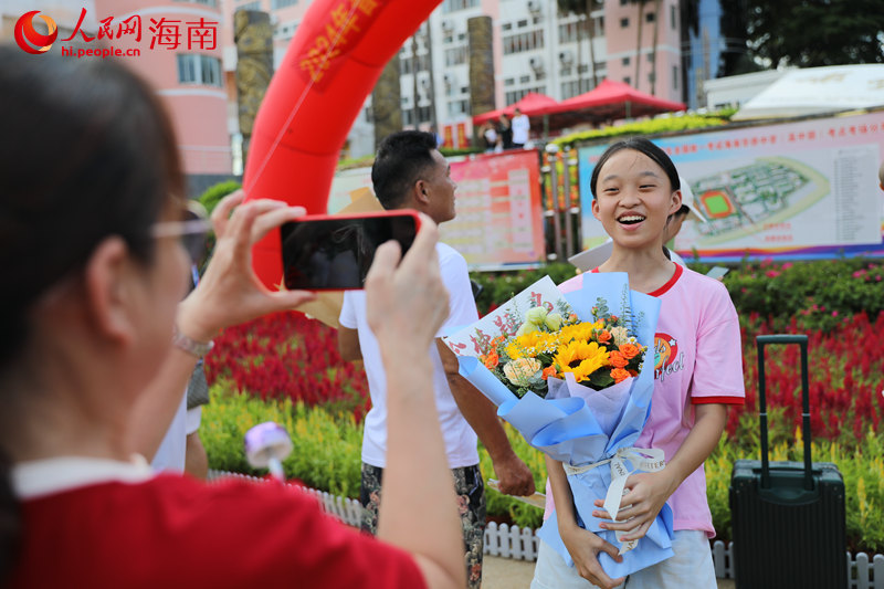 高考結(jié)束，考生家長為考生送上鮮花。 人民網(wǎng)記者 孟凡盛攝