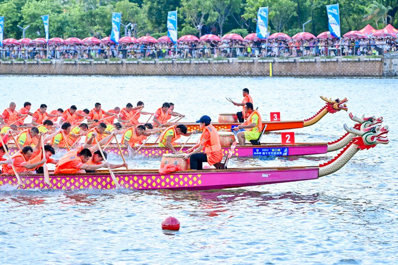 龍舟沖向終點(diǎn)。主辦方供圖