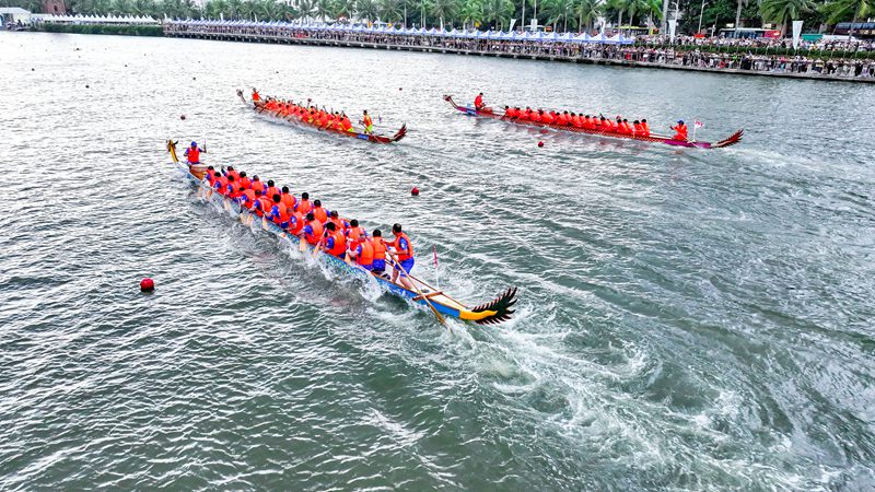 龍舟如同離弦之箭向終點沖刺。主辦方供圖