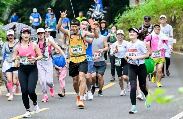 2024年三亞經(jīng)濟(jì)圈熱帶雨林挑戰(zhàn)賽首戰(zhàn)在陵水吊羅山鳴槍起跑。三亞市旅游行業(yè)協(xié)會聯(lián)合會供圖