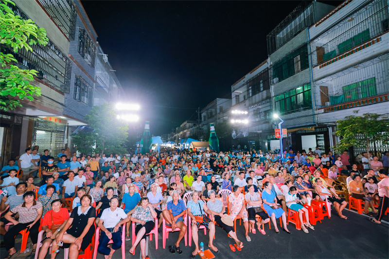 28日晚，2024年“九九杯”海南（文昌）鄉(xiāng)鎮(zhèn)排球聯(lián)賽第三周比賽開打。(文昌市委宣傳部供圖)