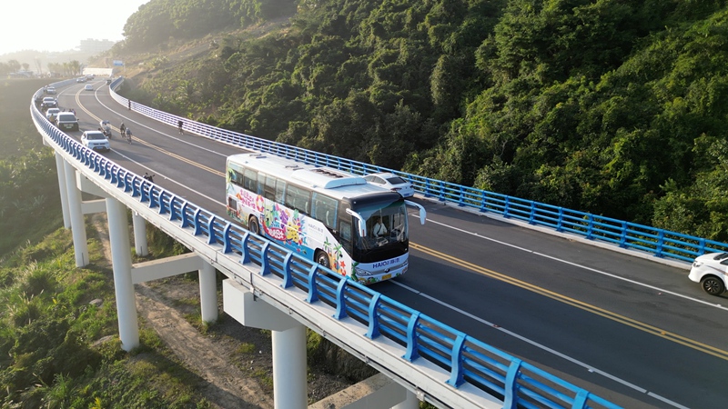 海南環(huán)島旅游公路觀光巴士。海汽集團供圖