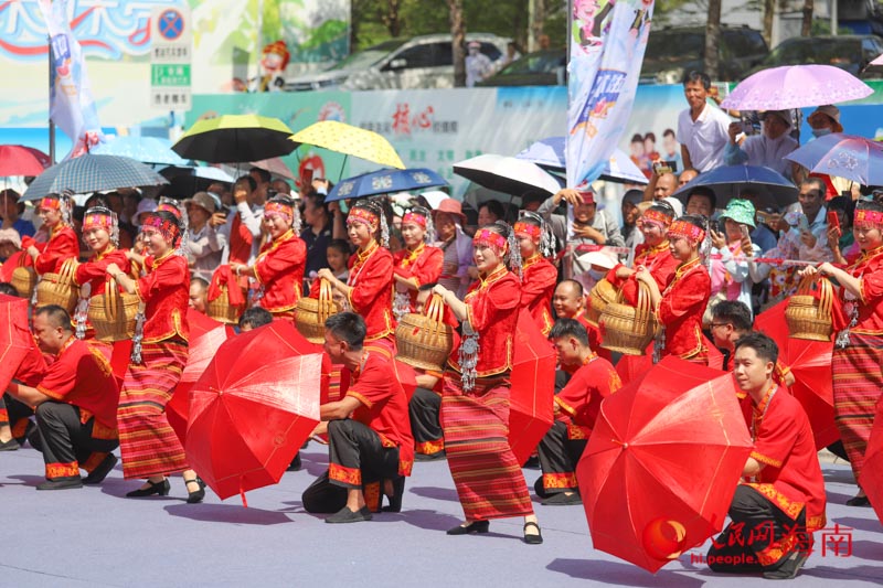 少數(shù)民族特色婚嫁習(xí)俗在現(xiàn)場呈現(xiàn)。人民網(wǎng)記者 牛良玉攝