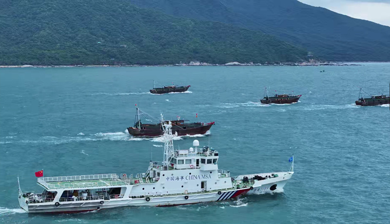 護(hù)航漁船有序離港。海南海事局供圖