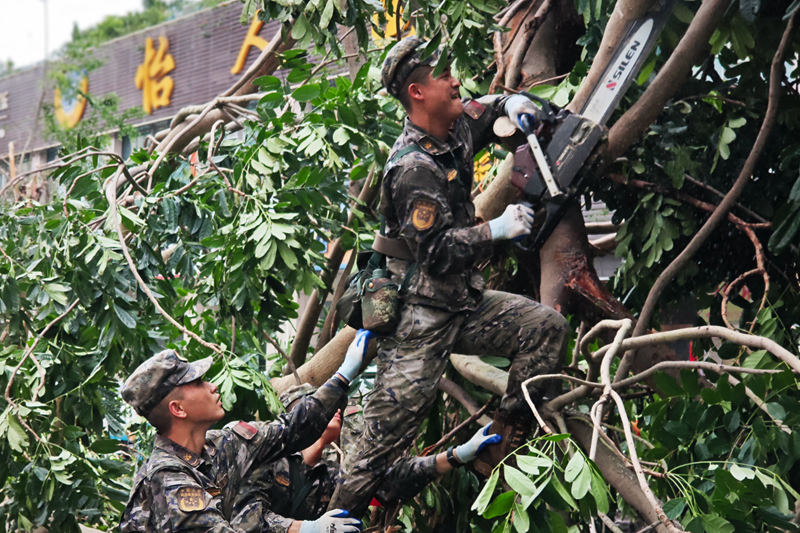 武警官兵進(jìn)行搶險(xiǎn)救援。 武警海南總隊(duì)供圖