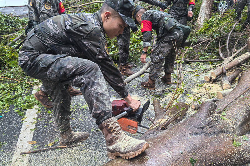 武警官兵進行搶險救援。 武警海南總隊供圖