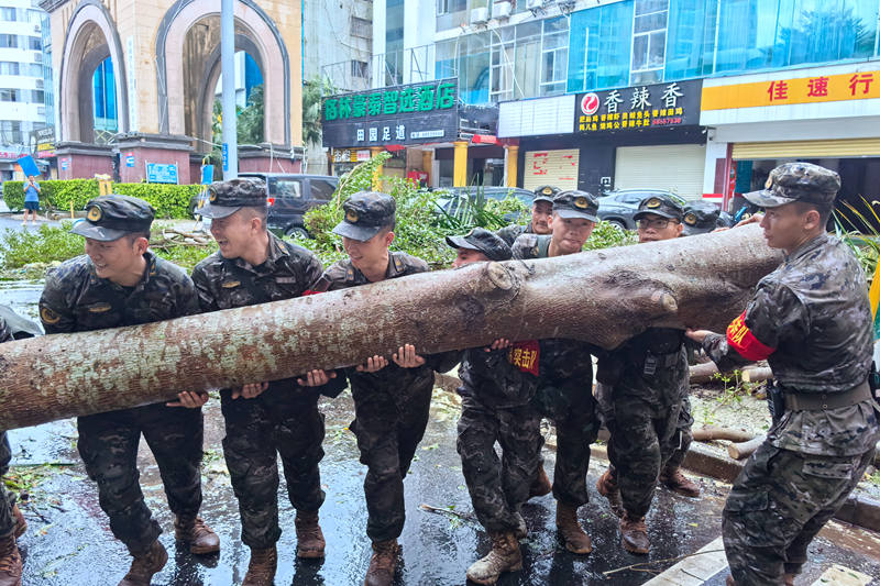 武警官兵進(jìn)行搶險救援。 武警海南總隊供圖