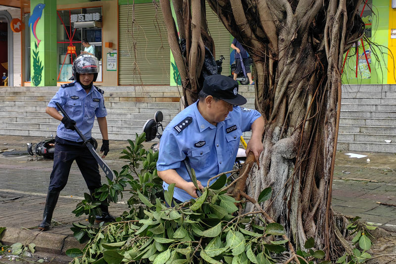 海口警方投入災(zāi)后重建工作。海口警方供圖