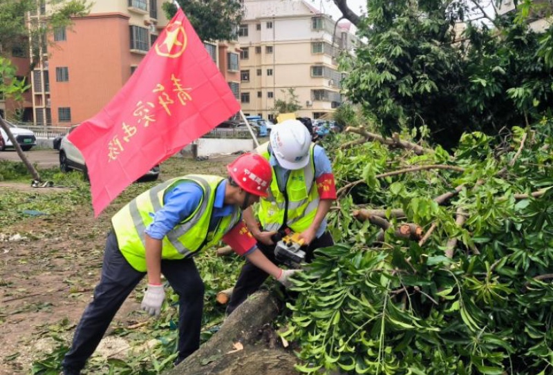 青年突擊隊在海南省老年醫(yī)院內(nèi)清理受阻路段。 中建一局海南分公司供圖