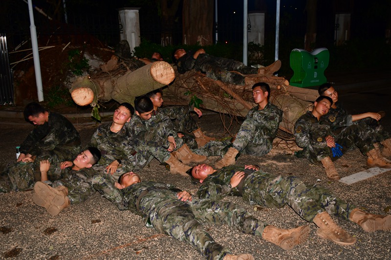 在災(zāi)后重建工作間隙，武警官兵就地休息。袁琳松攝