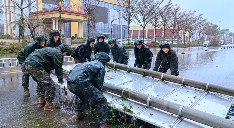 武警海南總隊(duì)150余名官兵連續(xù)奮戰(zhàn)18小時(shí) 清理路障