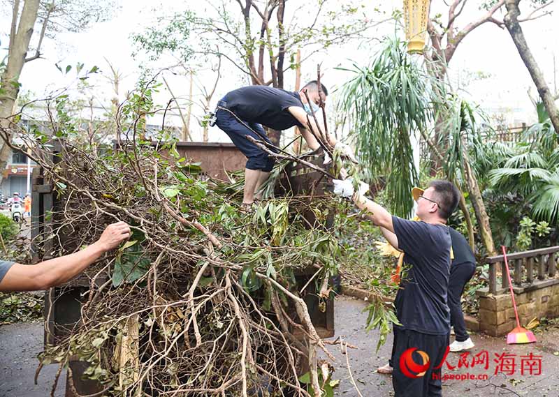 園區(qū)黨員齊上陣，共同清運園區(qū)垃圾。人民網(wǎng)記者 牛良玉攝