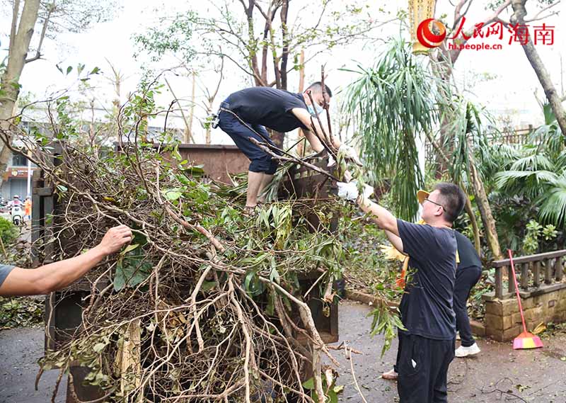 獅子嶺園區(qū)正緊鑼密鼓地進(jìn)行清障。人民網(wǎng)記者 牛良玉攝