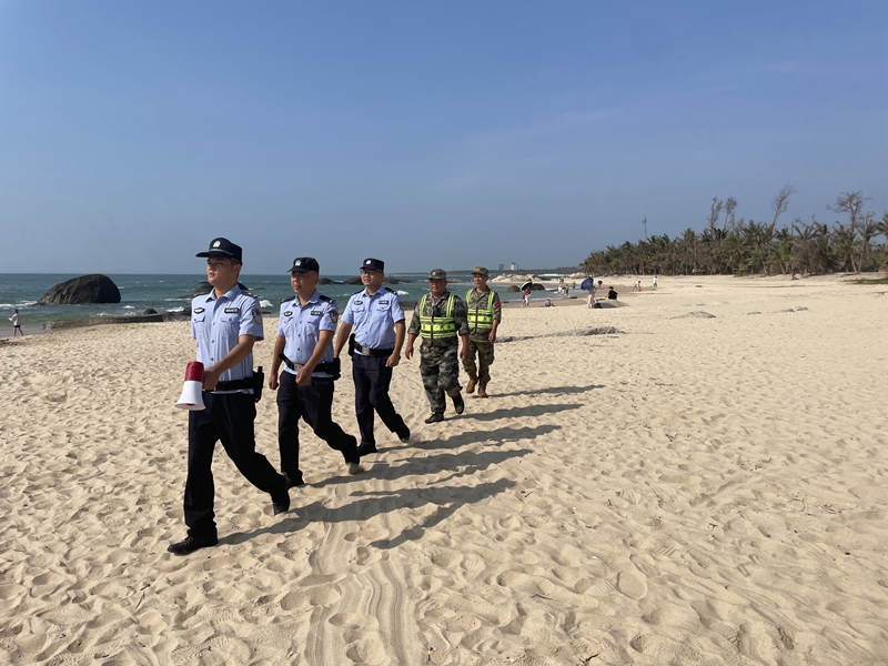 民警在海灘上巡邏。海南省公安廳海岸警察總隊(duì)供圖