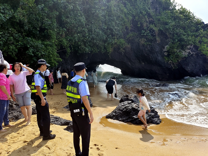 龍滾海岸派出所在萬(wàn)寧燕子洞景區(qū)巡邏。海南省海岸警察總隊(duì)供圖