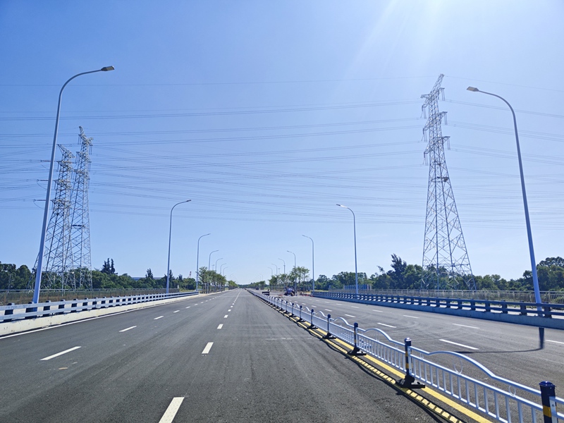 剛剛完工的道路。陸進(jìn)炳攝