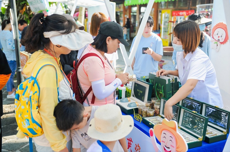 活動現(xiàn)場，琳瑯滿目的農(nóng)產(chǎn)品引市民游客圍觀。 主辦方供圖