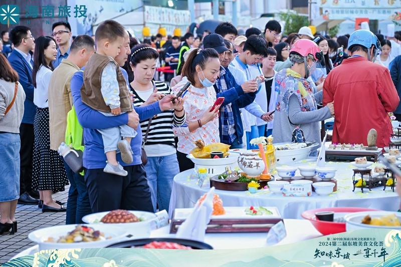 游客品嘗美食。主辦方供圖